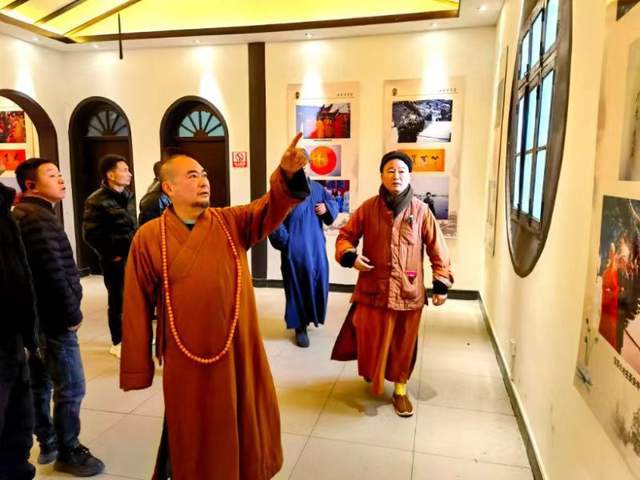 九游体育：湖南省佛教协会会长怀辉大和尚调研岳阳圣安寺(图3)