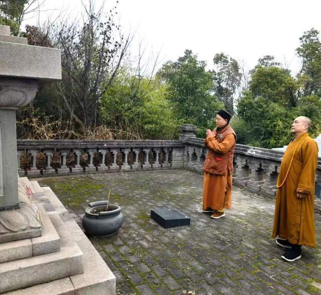 九游体育：湖南省佛教协会会长怀辉大和尚调研岳阳圣安寺(图2)