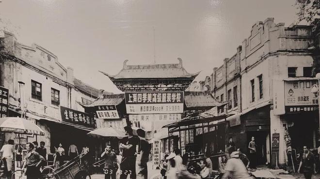 九游体育网站：滕州：震撼！西门里牌坊重建老滕县记忆复苏！(图2)