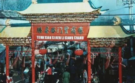 九游体育网站：滕州：震撼！西门里牌坊重建老滕县记忆复苏！(图3)