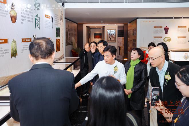 九游体育网站：“轨道+艺术”焕新城市共享空间深铁云峰三纬艺术展启幕(图2)