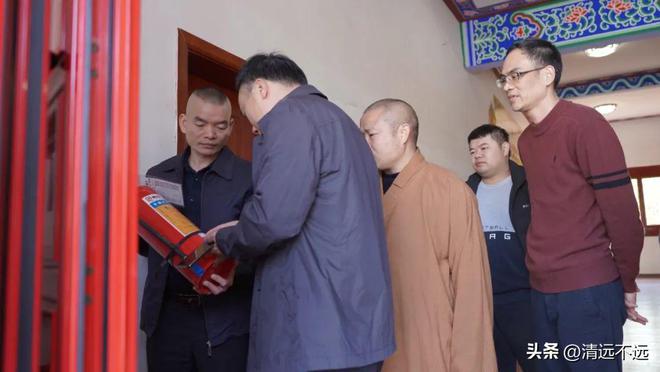 九游体育网站：组图：清新区领导走访镇安古寺强化安全管理弘扬佛教文化(图2)