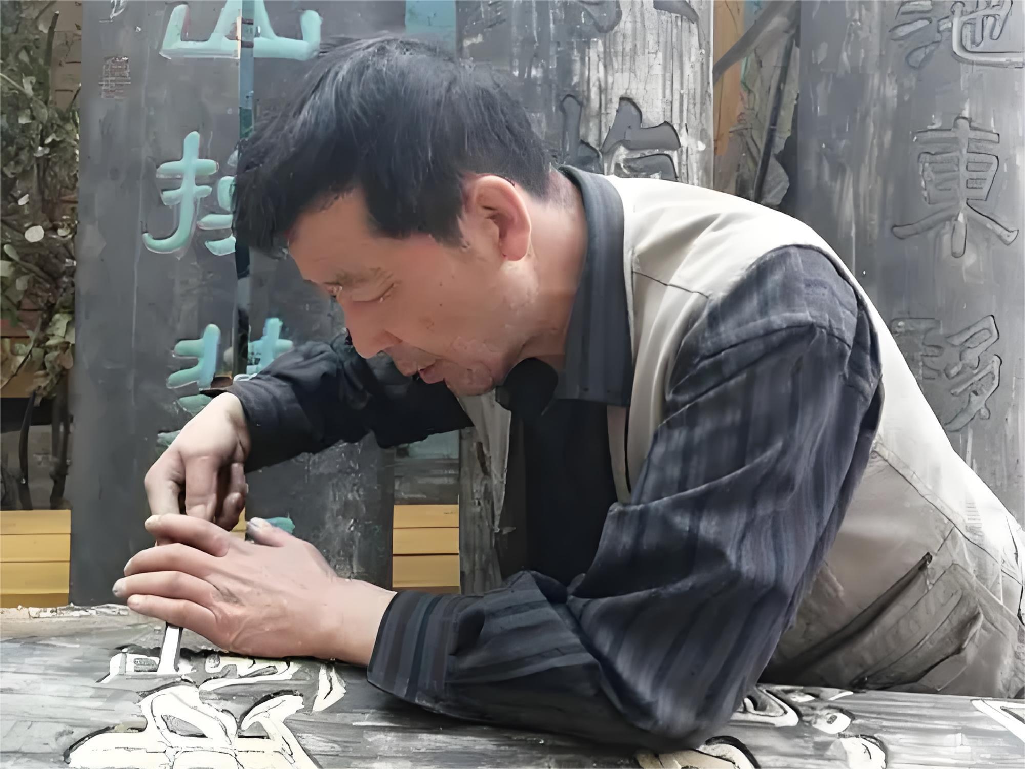 九游体育网站：文化兰州丨木雕传承人陈世三：木中藏天地刀下有乾坤(图2)