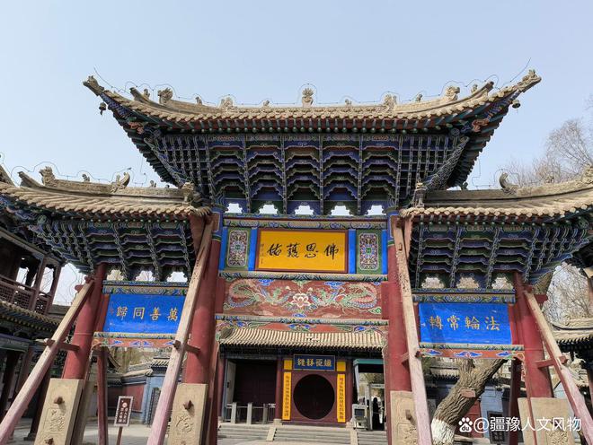 九游体育：旅行笔记：甘肃张掖大佛寺牌坊建筑艺术之美(图1)