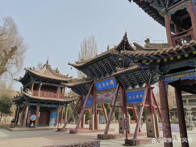九游体育：旅行笔记：甘肃张掖大佛寺牌坊建筑艺术之美(图3)