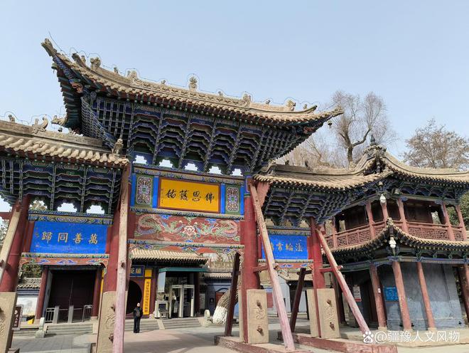 九游体育：旅行笔记：甘肃张掖大佛寺牌坊建筑艺术之美(图2)