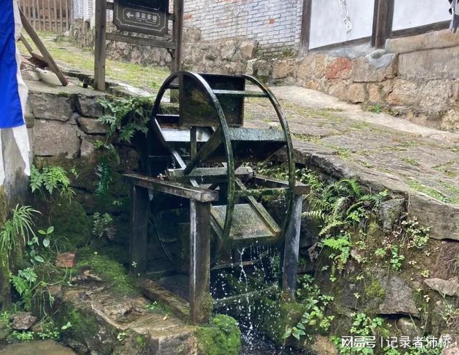 九游体育：龙隐镇：时光凝固的川西民俗艺术之美(图1)