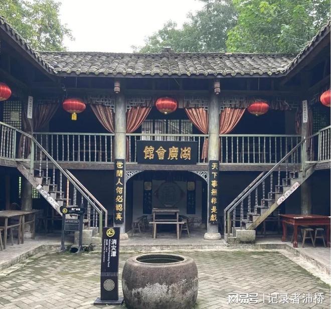 九游体育：龙隐镇：时光凝固的川西民俗艺术之美(图3)