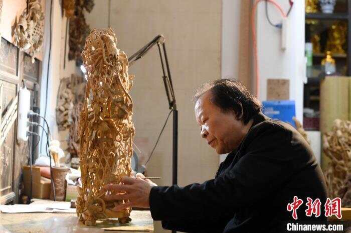 九游体育网站：潮州木雕大师精雕细琢展“非遗”之美(图1)