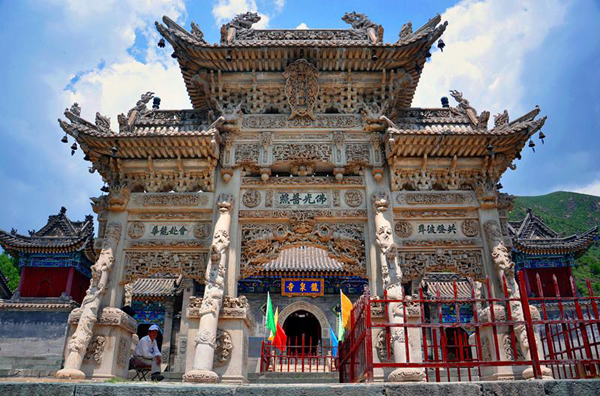 福建石雕厂讲解龙泉寺汉白玉牌坊(图1)