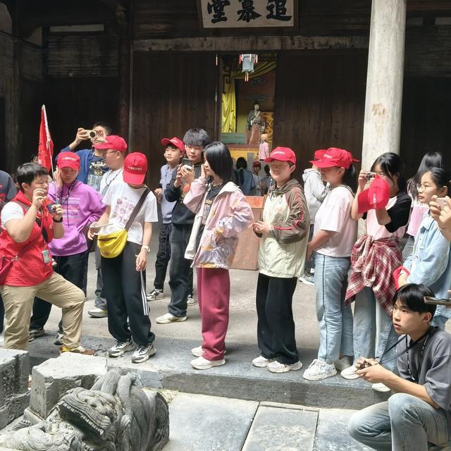 九游体育：行走课堂悟文化亲近自然品徽韵——安师大附属长丰下塘实验学校七年级开展徽州文化研学之旅(图2)