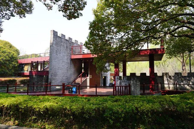 上海中心城区这座公园有个大门为何紧闭？居民：之前是开放的！现在变成了内部通道(图3)