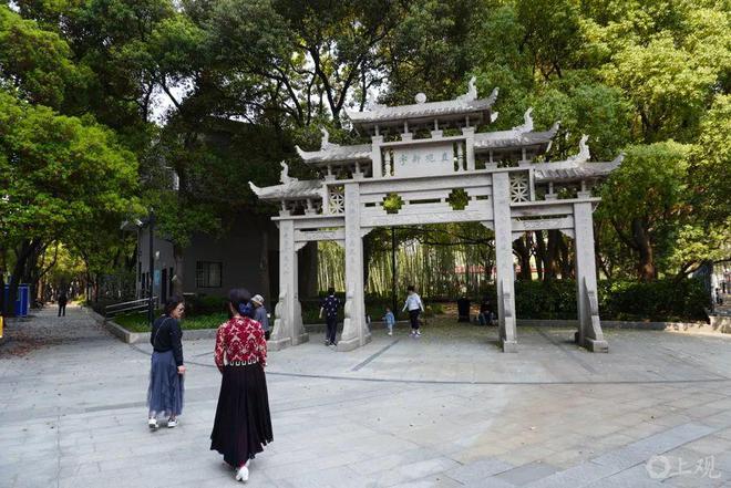 上海中心城区这座公园有个大门为何紧闭？居民：之前是开放的！现在变成了内部通道(图7)