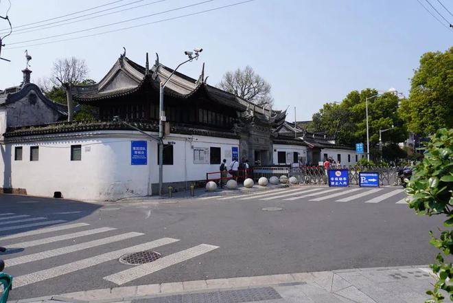 上海中心城区这座公园有个大门为何紧闭？居民：之前是开放的！现在变成了内部通道(图4)