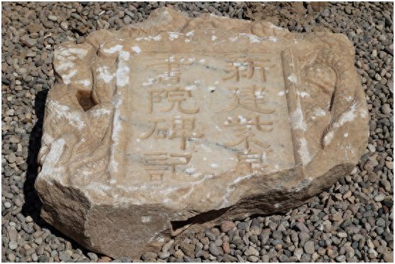 村民在河道淤泥中发现清代书院碑记(图1)