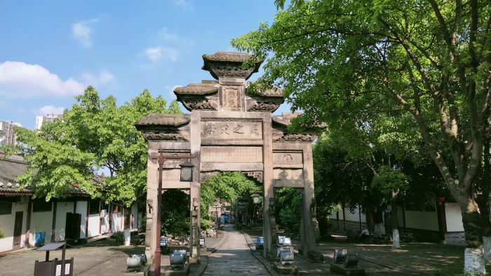 九游体育：从文化地标到文旅IP隆昌石牌坊再焕新机(图2)