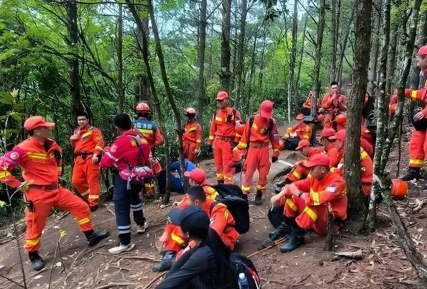 九游体育网站：救援称山区地带危险可能会面临失温饥饿风险(图16)