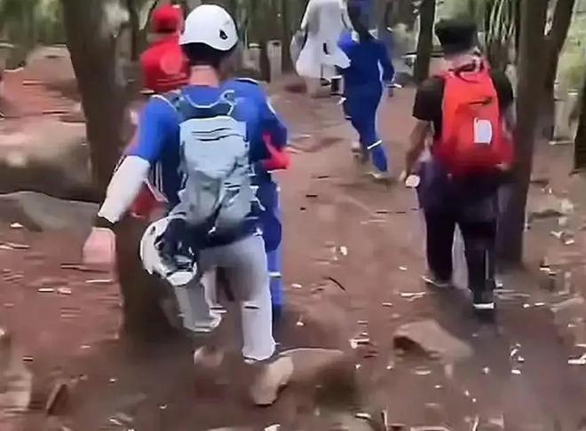 九游体育网站：救援称山区地带危险可能会面临失温饥饿风险(图25)