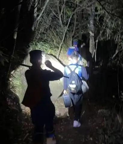 九游体育网站：救援称山区地带危险可能会面临失温饥饿风险(图26)