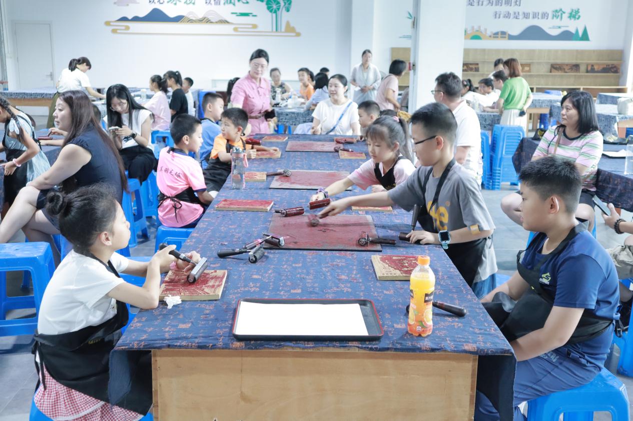 屯溪区昱西街道戴震路社区：探秘徽雕博物馆沉浸式感受非遗之美(图1)