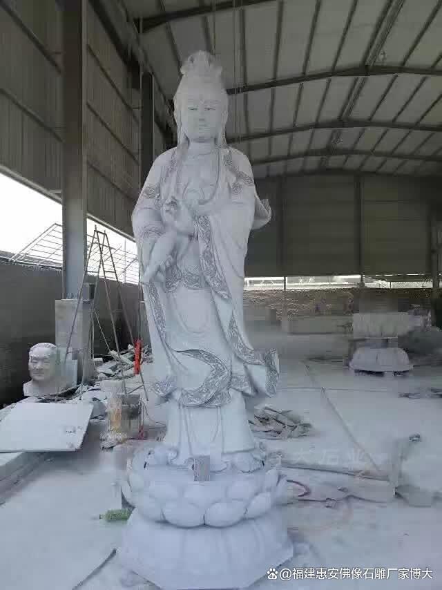 九游体育：石雕观音的莲花宝座在雕刻中的设计原则？(图2)