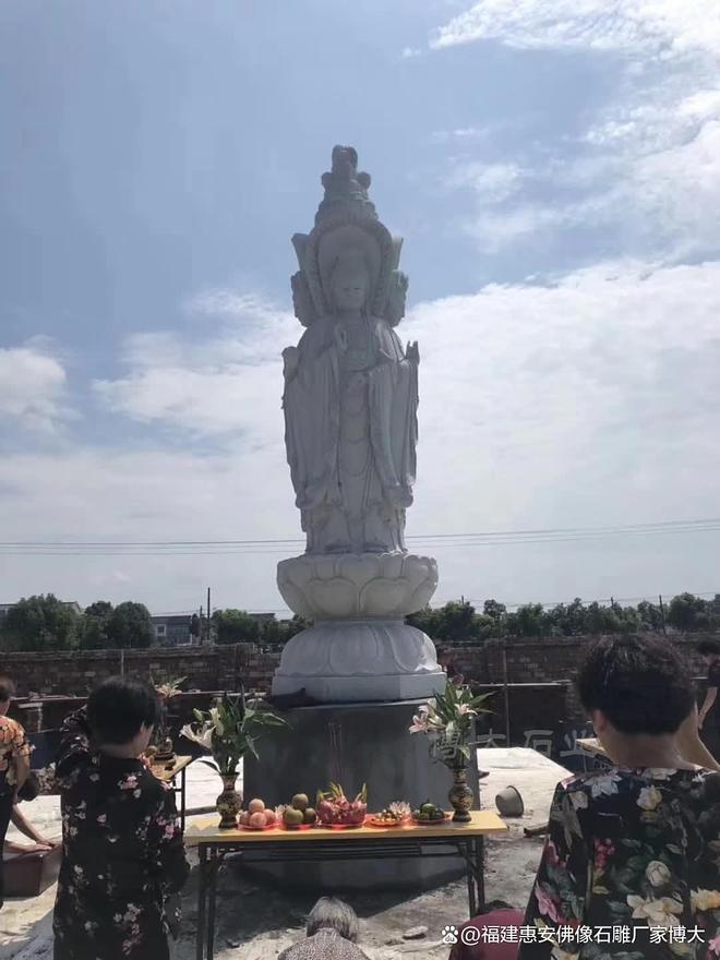 九游体育：石雕观音的莲花宝座在雕刻中的设计原则？(图3)