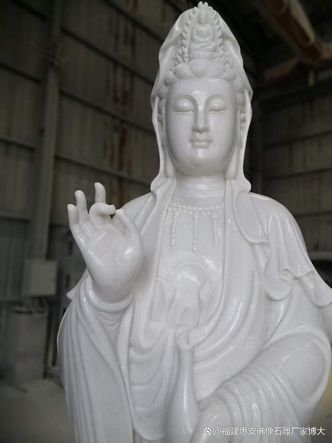 九游体育：石雕观音的莲花宝座在雕刻中的设计原则？(图6)