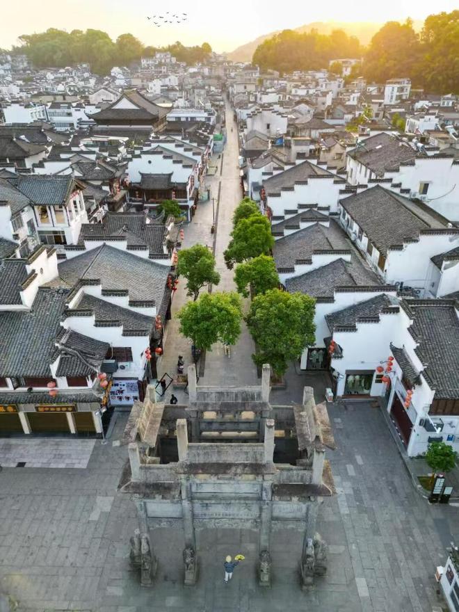 九游体育网站：五一情侣去黄山旅游四天跟团大概多少钱黄山四日游跟团路线(图2)