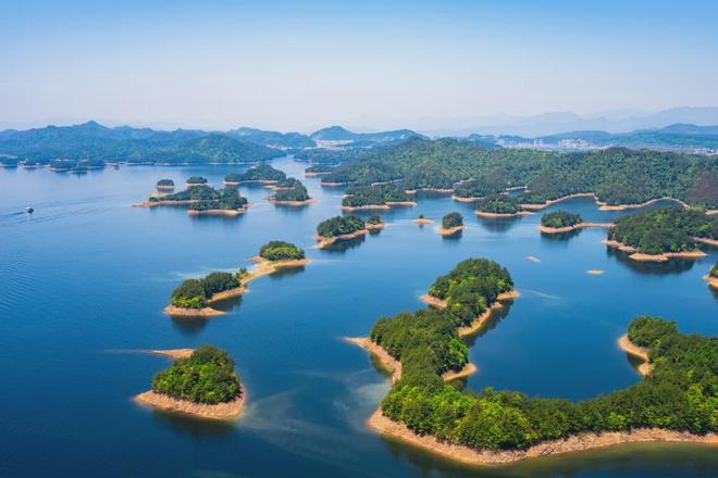 九游体育：高铁1h直达！被低估的避暑胜地最低仅有16℃1078座岛的洗肺氧吧美食众多游客仅西湖的110！(图1)