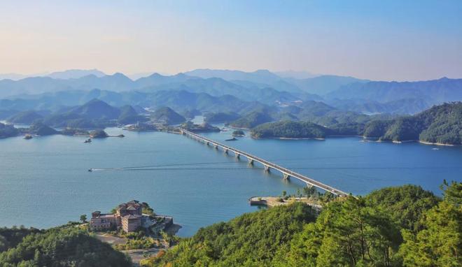 九游体育：高铁1h直达！被低估的避暑胜地最低仅有16℃1078座岛的洗肺氧吧美食众多游客仅西湖的110！(图16)