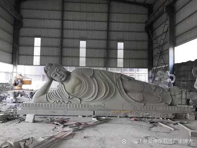 石雕卧佛在庭院中的装饰效果(图2)
