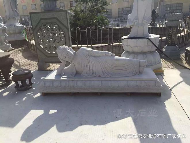 石雕卧佛在庭院中的装饰效果(图1)