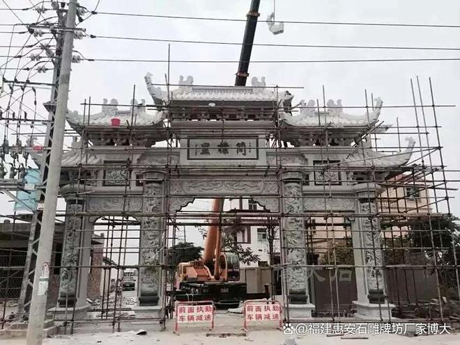 九游体育：石雕牌坊的雕刻师团队与技艺传承(图3)