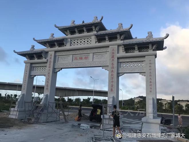 九游体育：石雕牌坊的雕刻师团队与技艺传承(图5)