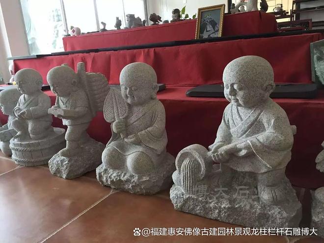 九游体育网站：石雕小沙弥：工艺精湛寓意深远(图1)