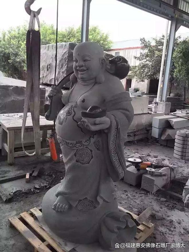 石雕弥勒佛的服饰与配饰特点(图3)